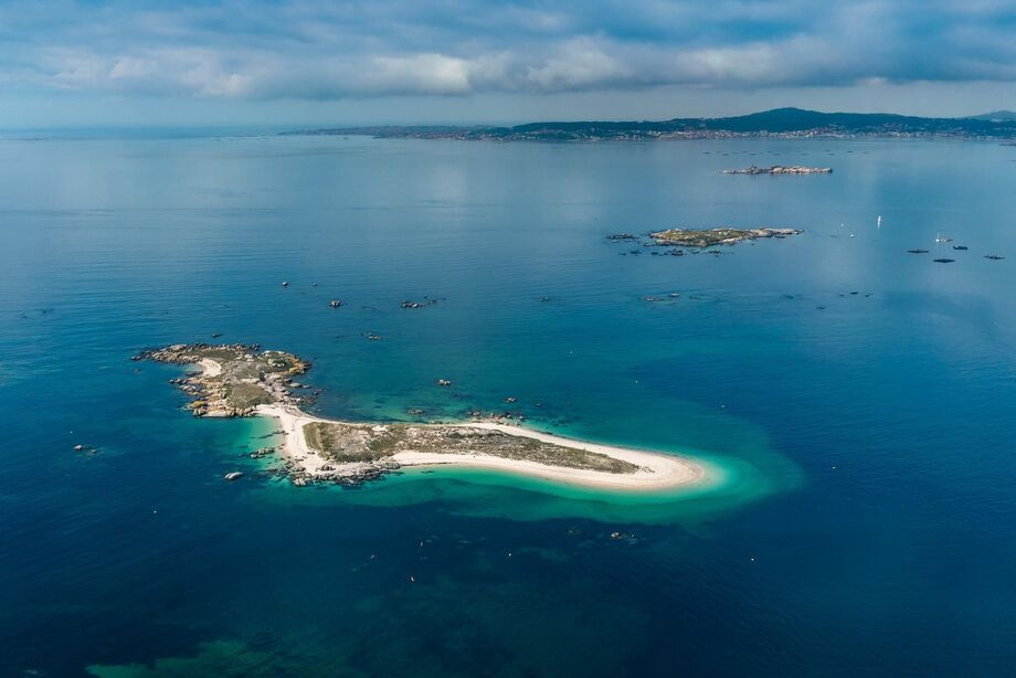Islote Areoso has crystal clear waters and a reef.