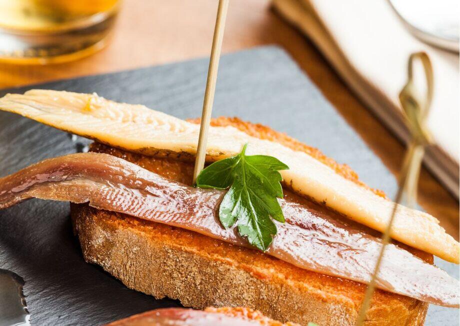 This traditional tapa combines a white anchovy with a normal anchovy.
 It is called "matrimonio" or marriage.