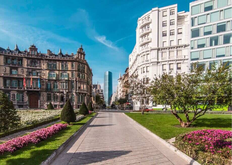 Bilbao is a city full of contrasts, and in its streets we can see the most classic buildings next to the most modern designs.