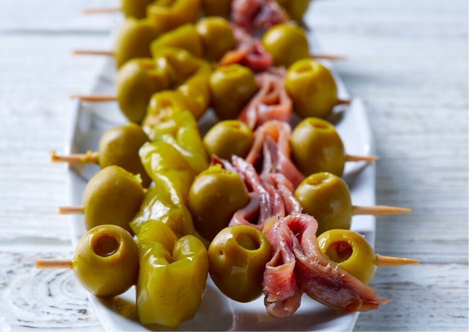 Gilda is the most popular pincho in the Basque Country that you can’t miss in your appetizers! You can taste it with Txacoli, a very smooth, young wine.