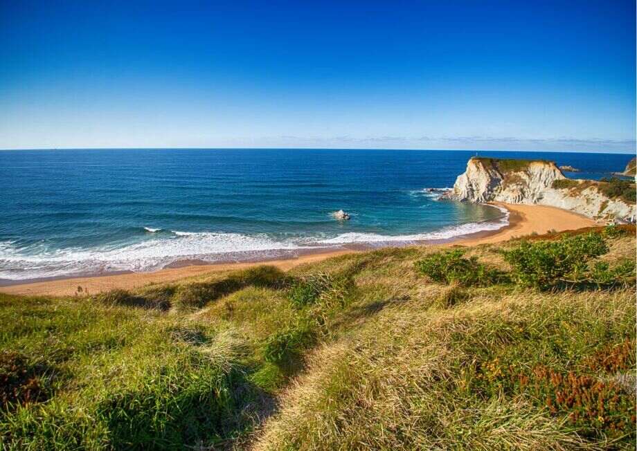 Barinatxe beach, located between the Biscayan municipalities of Sopelana and Getxo, is a wide and open beach, flanked by beautiful cliffs with strong waves, ideal for surfing.