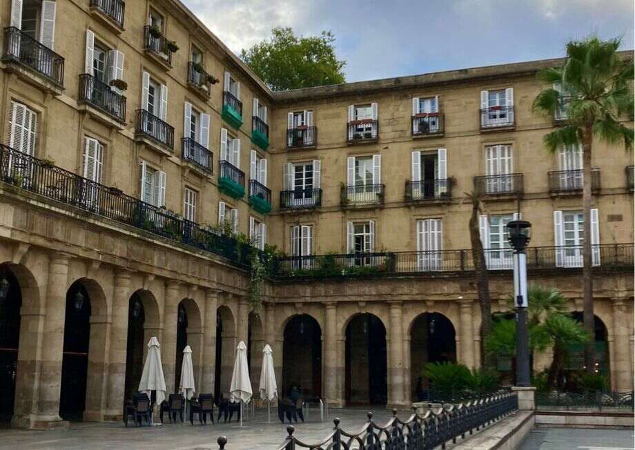 The Plaza Nueva Square is in the heart of the Casco Viejo district and its protagonists are the cafés and restaurants.