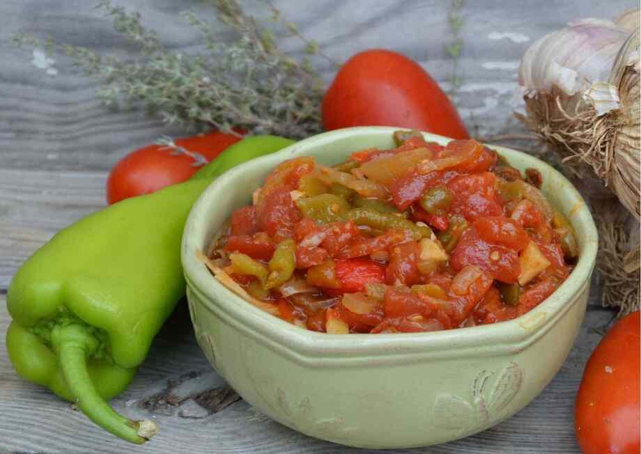 Piperrada is the perfect accompaniment for meat and fish, but if we want to prepare it as a main dish, we can add an egg at the end of cooking so that it sets in its own sauce.