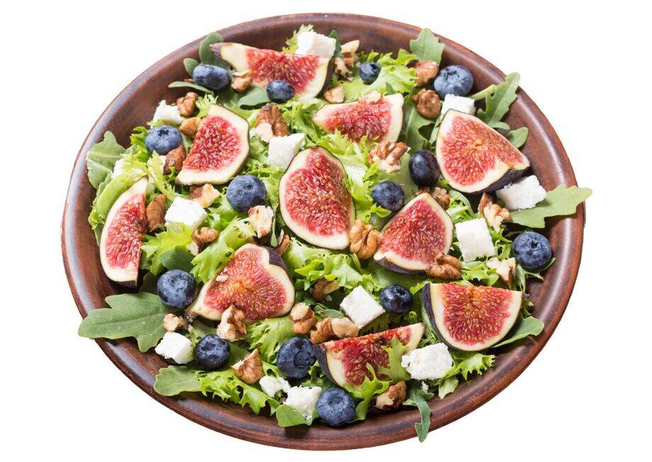 This fig salad is very complete: You can make it with cheeses and nuts as you wish!