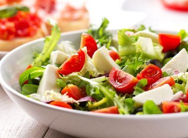Salads provide vitamins, minerals, fiber and antioxidants, among other nutrients. Enjoy their benefits!