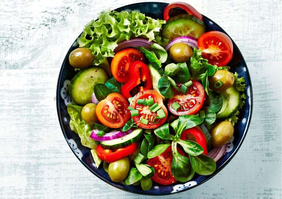 A mixed salad is an excellent idea, both for lunch and dinner, light, healthy and refreshing. 