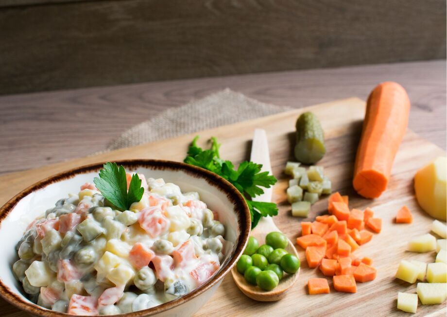 Ensaladilla rusa is a classic dish with vegetables that we can easily find in the nearby stores. 