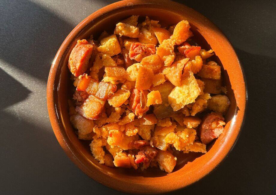Spanish migas or migas del pastor (shepherd’s breadcrumbs) is a traditional dish from Castilla La Mancha region in Spain