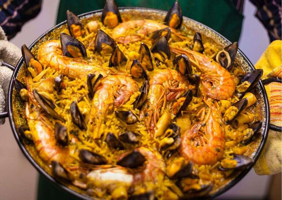 A traditional fideuá with mussels and prawns, healthy and tasty