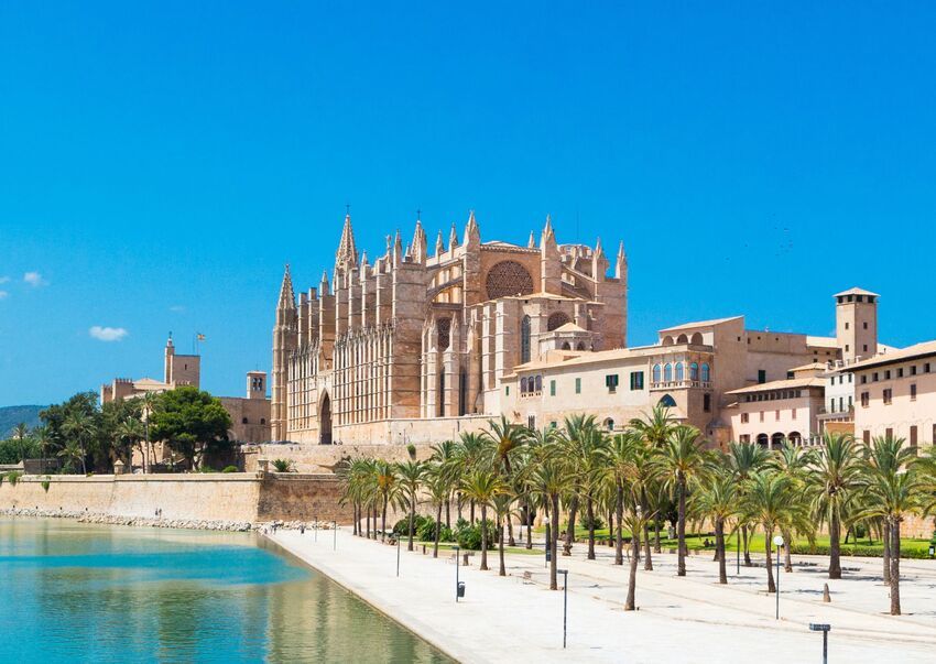 The magnificent Palma Cathedral, a Gothic masterpiece that overlooks the city’s port.