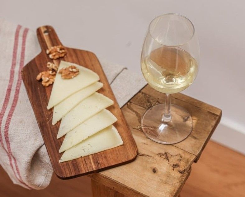 Perfect combination of Manchego-Certeza® cheese with white wine.