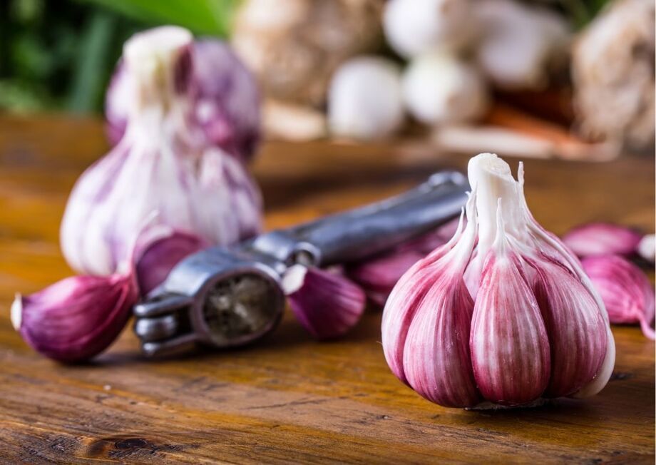 The garlic cloves are finely chopped and fried. 