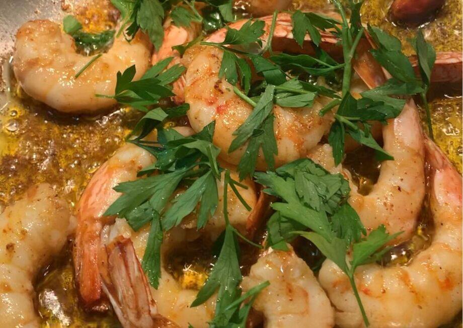 Garlic shrimp with a touch of parsley