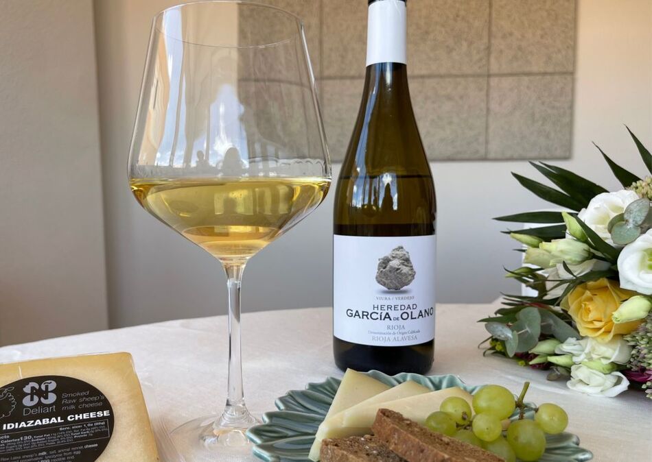 Deliart Idiazabal cheese accompained by wine from the Bodegas Garcia de Olano.