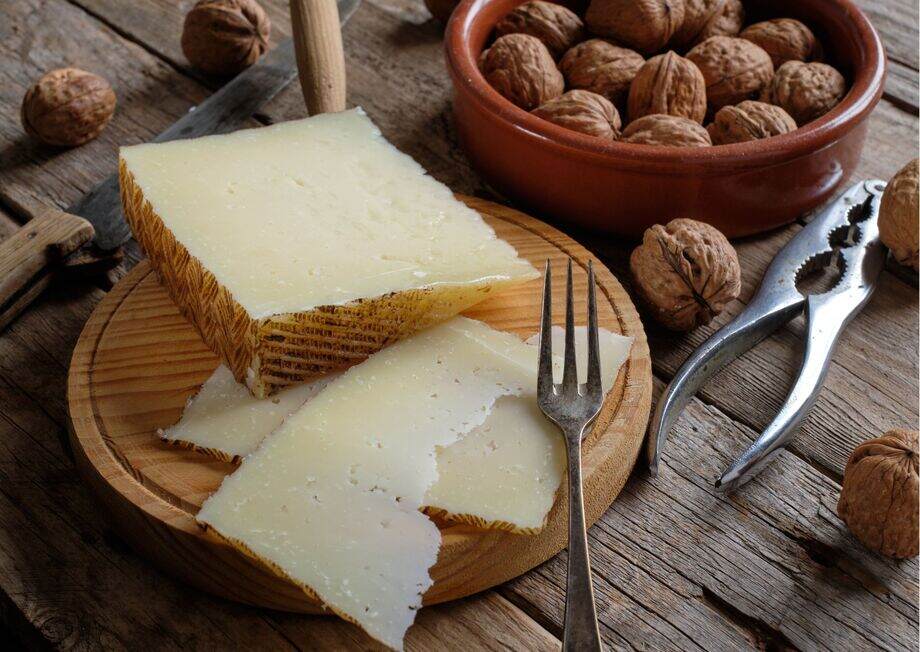 The crunchy texture of the nuts combines spectacularly with the manchego cheese.