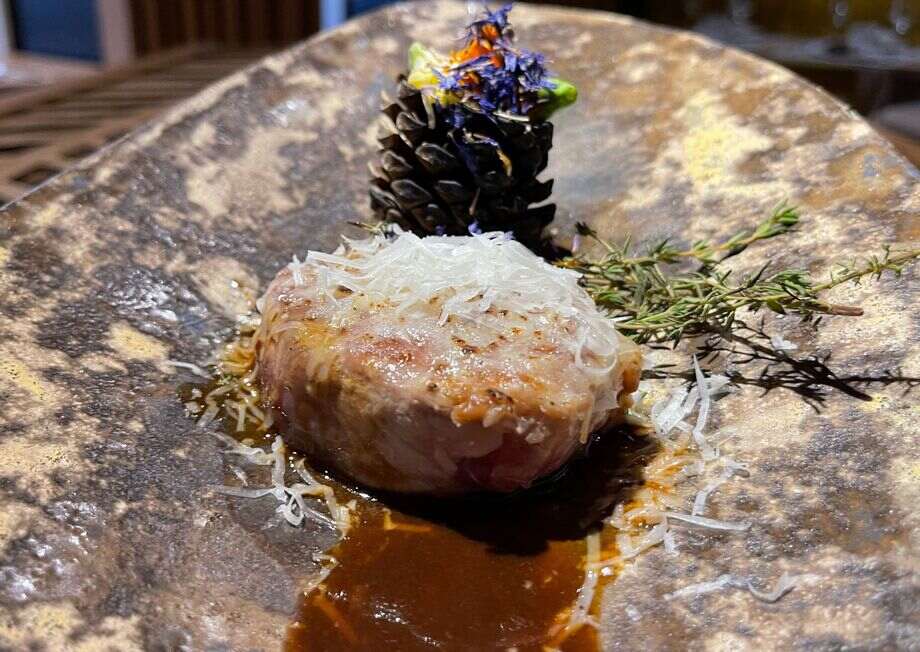 Grilled solomillo steak with grated Deliart Iberico cheese
