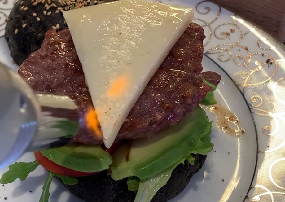 We give a special touch to the cheese with the kitchen torch