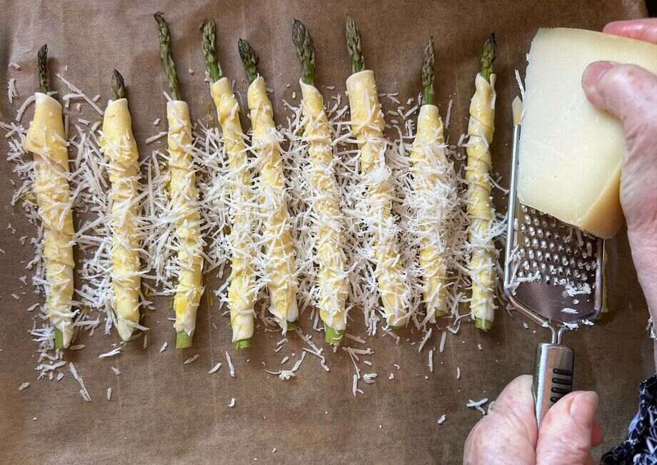 Place baking paper under the asparagus to prevent the cheese from sticking.