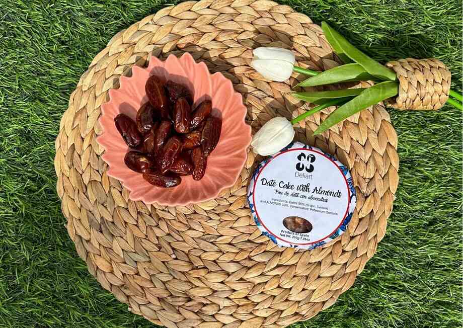Date cake is a nutritious option for snacking between meals.