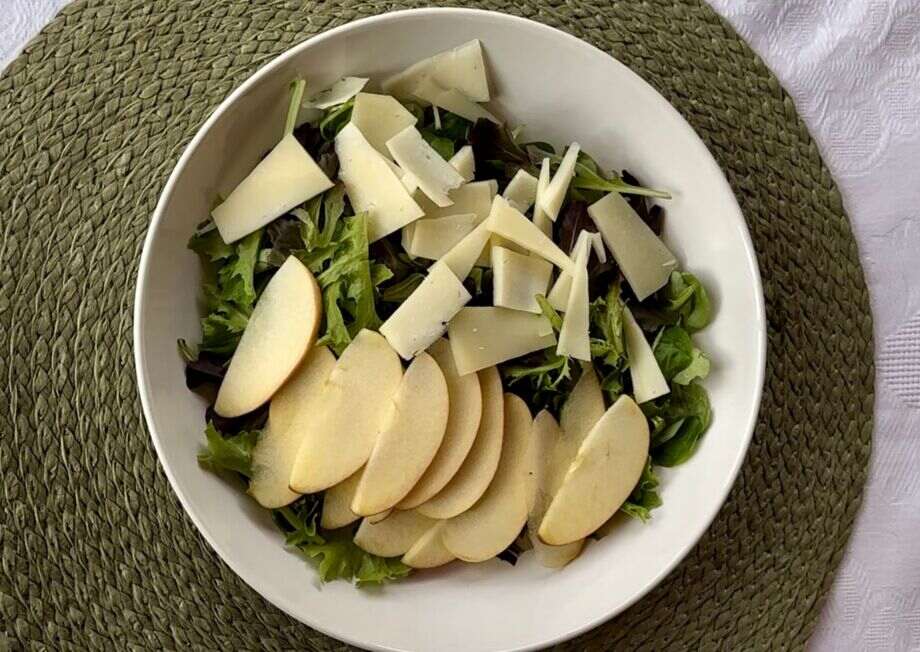 Evenly distribute the apple slices and Manchego cheese.