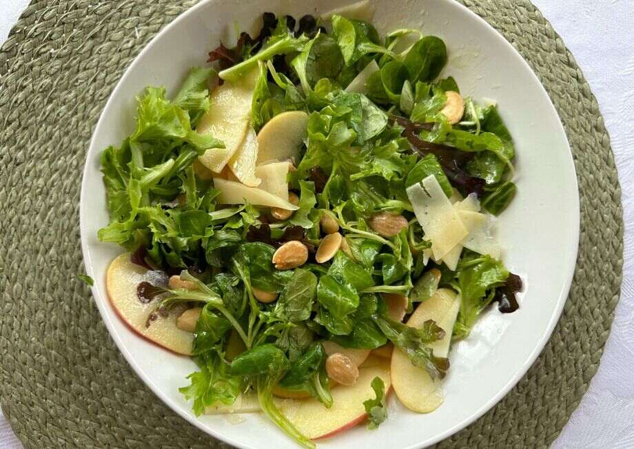 The Manchego cheese and apple salad is quick to prepare, making it an ideal choice for busy days.