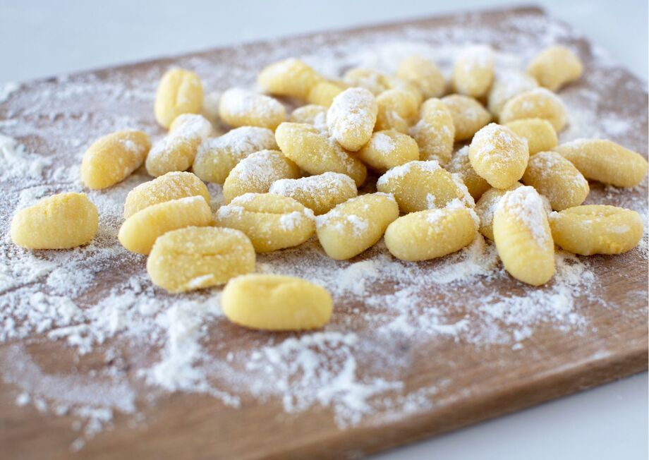The dough should be soft, but easy to work, so that it does not stick as much as possible.