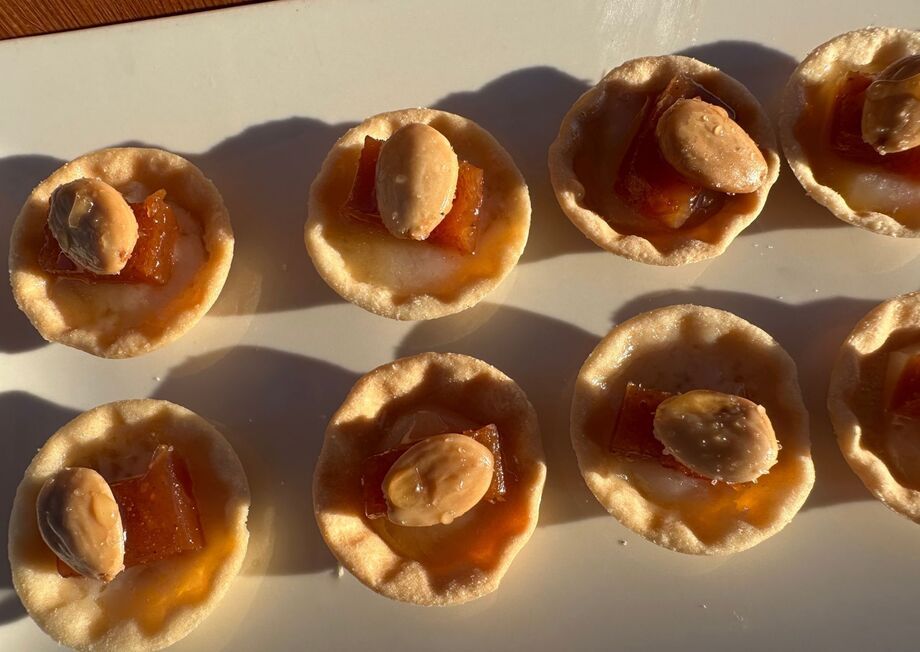 A crispy tartlet filled with creamy cheese and fruity quince paste.