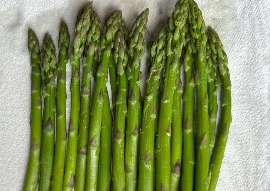 Dry the asparagus well with kitchen paper.