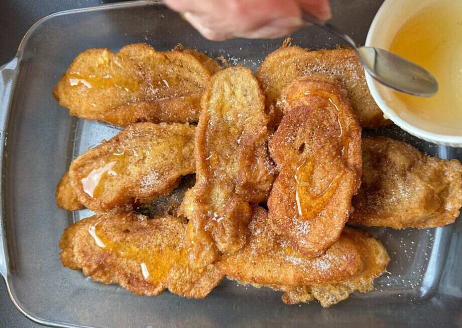  Add a drizzle of wine syrup and turn your torrijas into pure dessert magic.