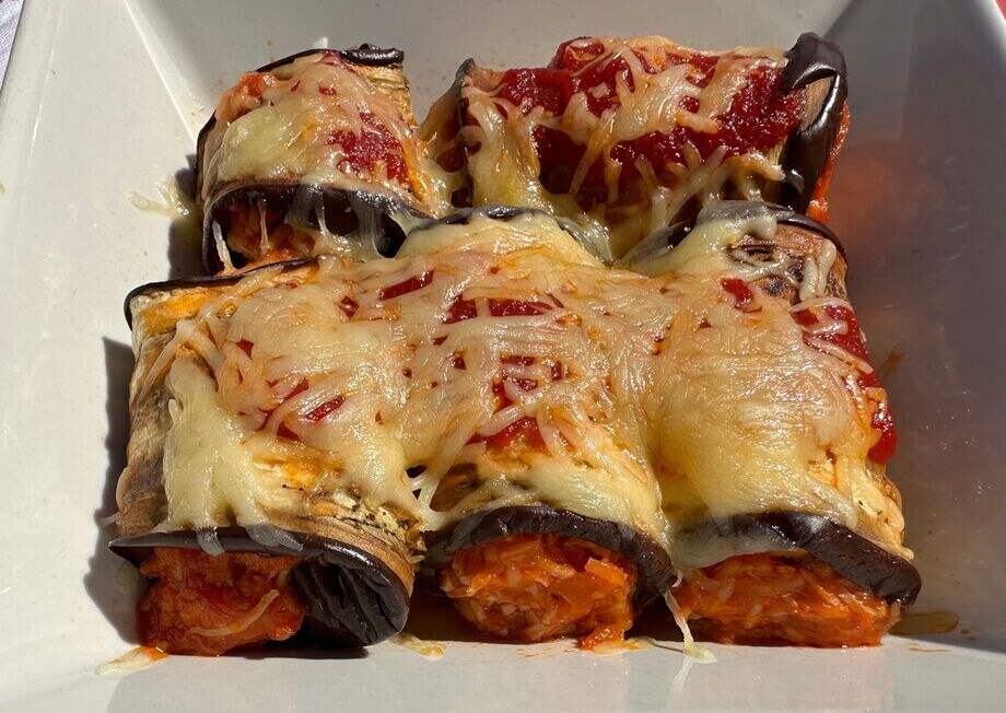 Looking for a light dinner idea? Try these easy eggplant rolls with tuna and cheese.