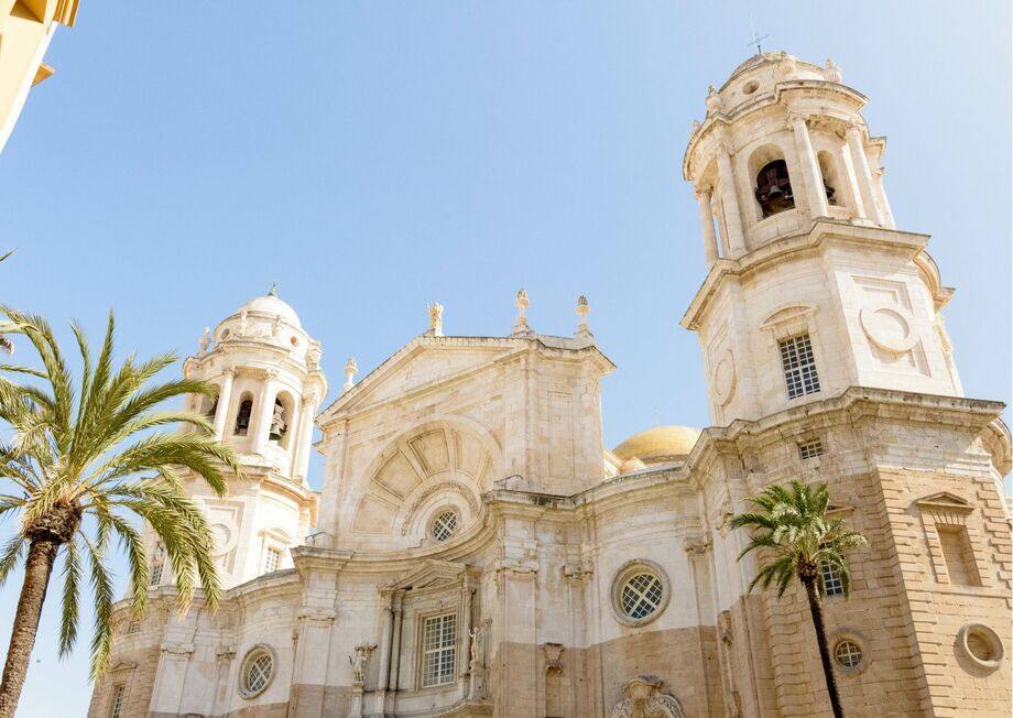 It is a Baroque and Neoclassical style building.